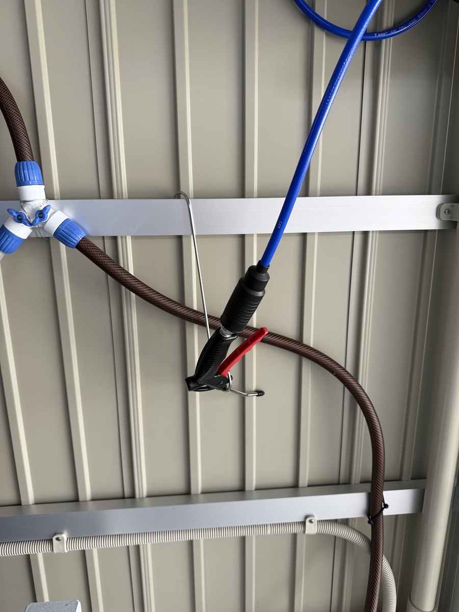 ホースを手を添えて戻しS字フックにかける