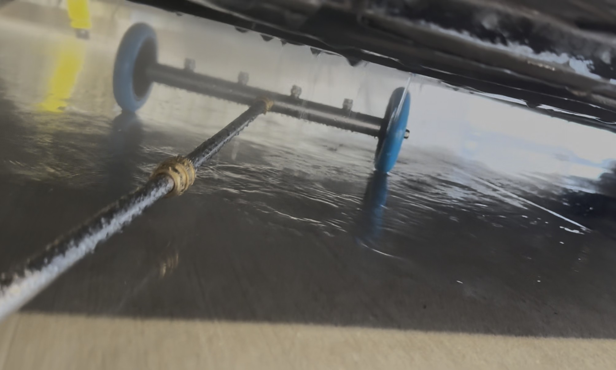 車体下へ差し込んで洗浄する